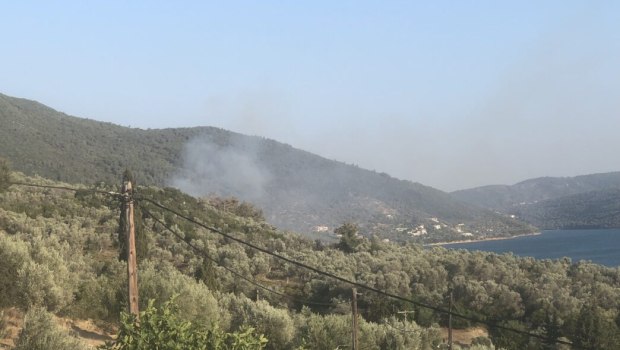 Λέσβος: Φωτιά στο Πυργί - Ήχησε το 112, στη μάχη και εναέρια
