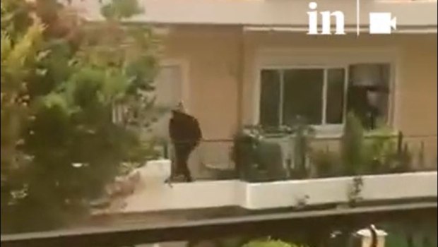Διαρρήκτες μπουκάρουν σε κατοικία μέρα μεσημέρι στην Κηφισιά - Βίντεο ντοκουμέντο