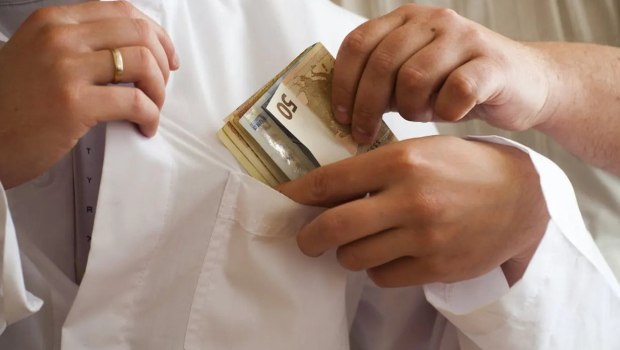 Σε διαθεσιμότητα ο καρδιοχειρουργός για το φακελάκι των 2.500 ευρώ