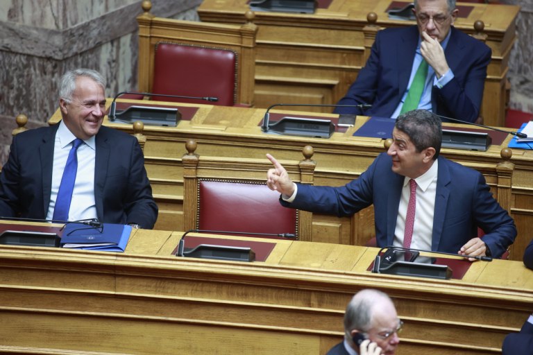 Μαξίμου υπό πίεση: «Σάντουιτς» η κυβέρνηση από Τέμπη και ΟΠΕΚΕΠΕ – Μοντέλο Τριαντόπουλου ξανά από ΝΔ (;)