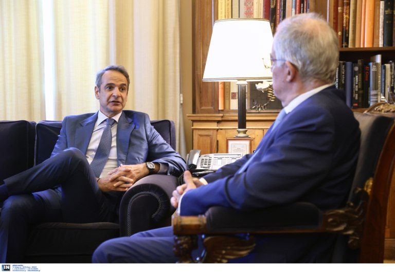 Μητσοτάκης σε Τασούλα: Πολεμικά πλοία μεταβαίνουν έξω από τα χωρικά ύδατα της Λιβύης