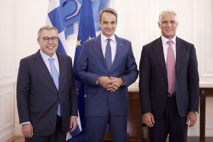 Συνάντηση Μητσοτάκη με τον επικεφαλής της Unicredit και της Alpha Bank