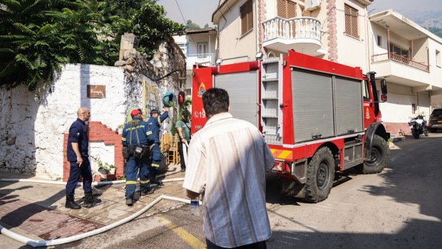 Φωτιά: «Αν δεν ήμουν εδώ, το σπίτι μου θα ήταν καμένο» - Μαρτυρίες από το πύρινο μέτωπο της Χίου
