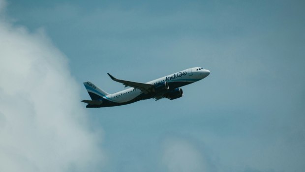 Αεροπορικές εκτρέπουν ή ακυρώνουν μαζικά πτήσεις μετά την επίθεση του Ιράν