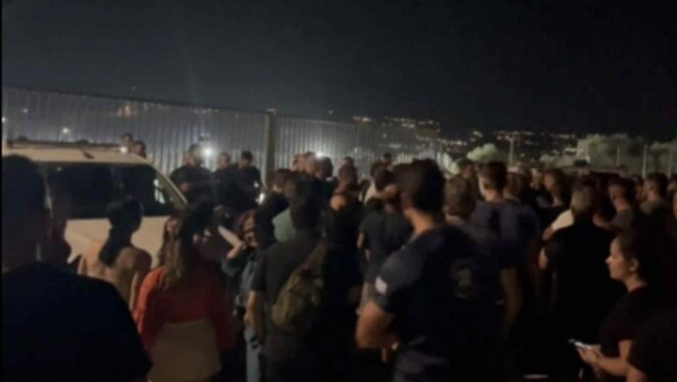 Απαράδεκτες εικόνες στο Ρέθυμνο: Ακροδεξιοί πετούσαν φωτοβολίδες σε διασωθέντες μετανάστες