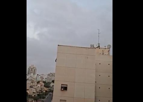 Ισραήλ: Η τρομακτική στιγμή που ιρανικός βαλλιστικός πύραυλος χτυπά την πολυκατοικία στην Μπερσεβά [βίντεο]