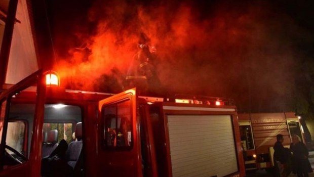 Φωτιά σε χώρο επιχείρησης στον Κολωνό