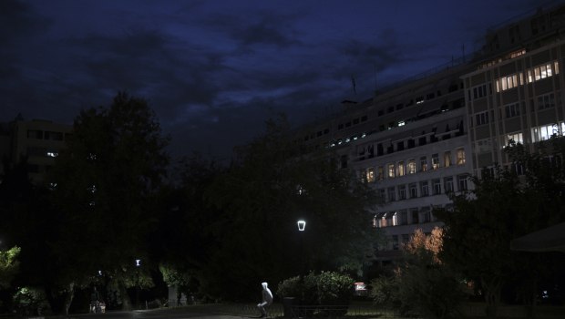 Η υπόθεση της Πλατείας Κλαυθμώνος: Μια στημένη καταγγελία ενδοοικογενειακής βίας με φόντο την επιμέλεια τέκνου – Ο πατέρας του παιδιού μιλά στο in