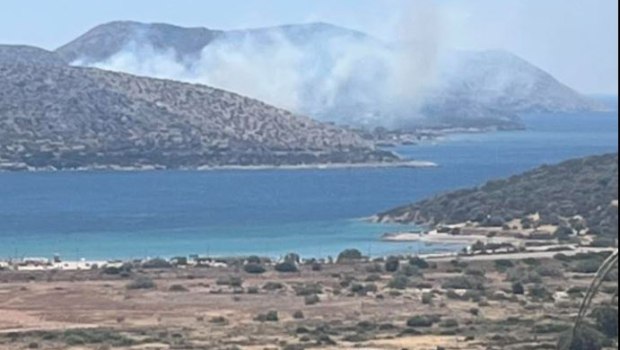 Φωτιά στην Παλαιά Φώκαια - Μήνυμα του 112 για εκκένωση προς Λαγονήσι