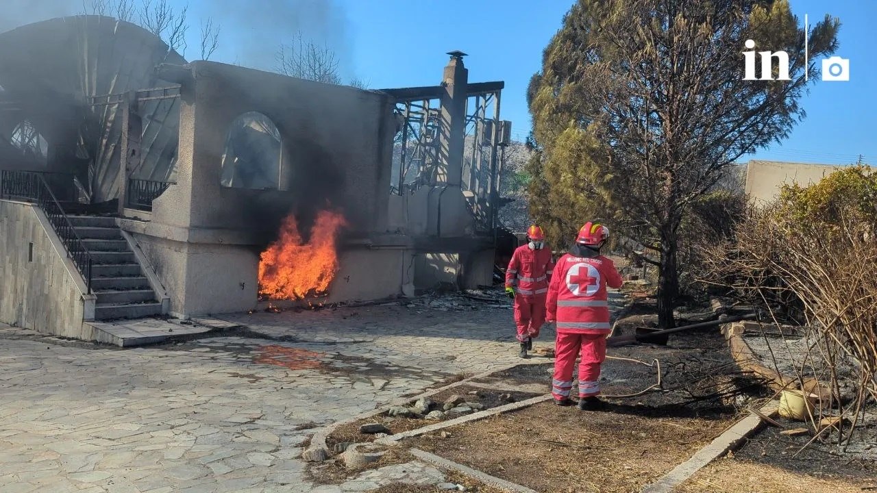 Σε ύψιστο συναγερμό για τις φωτιές - Καμένα σπίτια και πολλές ζημιές αφήνει πίσω η φωτιά στην Παλαιά Φώκαια