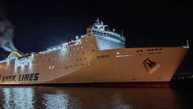 ΕΛΥΡΟΣ: Ταλαιπωρία για 1.254 επιβάτες του πλοίου που υπέστη μηχανική βλάβη και παραμένει στον Πειραιά