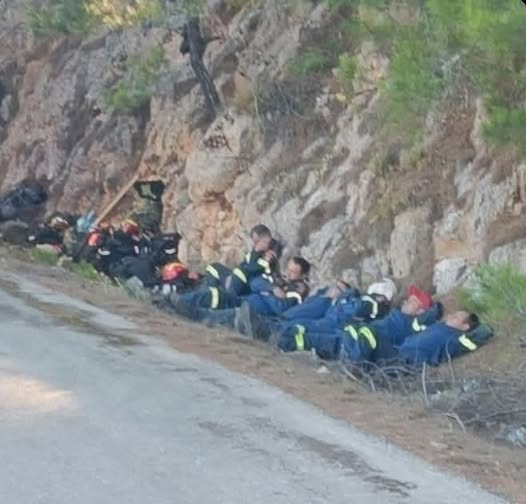 Συγκλονιστική εικόνα στη Χίο: Εξαντλημένοι πυροσβέστες κοιμούνται στο δρόμο