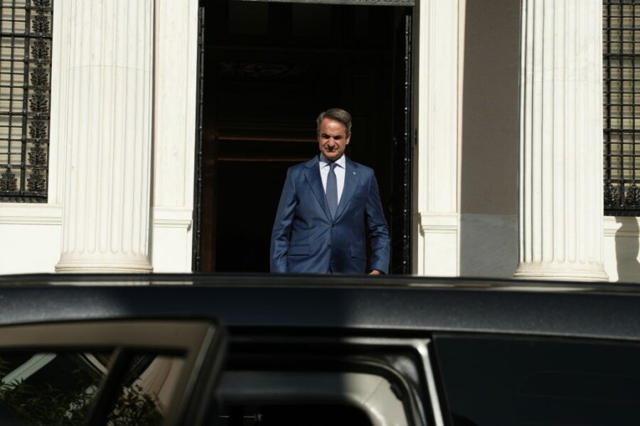 Ψυχρολουσία στο Μαξίμου: Το σκάνδαλο, τα εσωκομματικά και η… σημαία