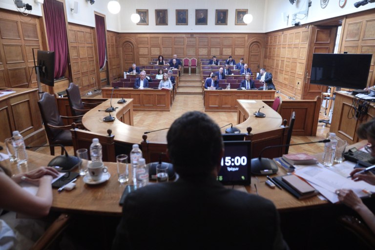 Σε εξέλιξη η συνεδρίαση της προανακριτικής για τον Καραμανλή - «Όχι» σε διαδικασία εξπρές λέει η αντιπολίτευση