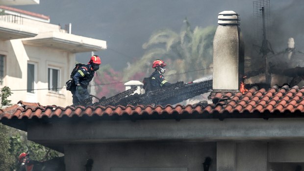 Παλαιά Φώκαια: Με κίνδυνο της ζωής του πυροσβέστης ανέβηκε σε σκεπή για να σώσει φλεγόμενο σπίτι
