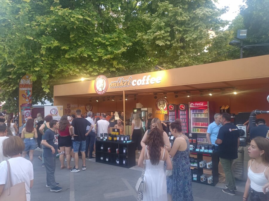 2-larissa-coffee-show