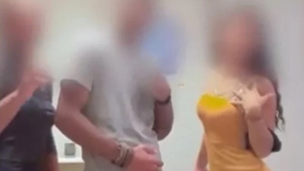 Μεσσηνία: Πειθαρχική έρευνα για τα τσιφτετέλια στην Αστυνομική Διεύθυνση - Δεν ήταν κρατούμενοι, λέει η ΕΛ.ΑΣ.