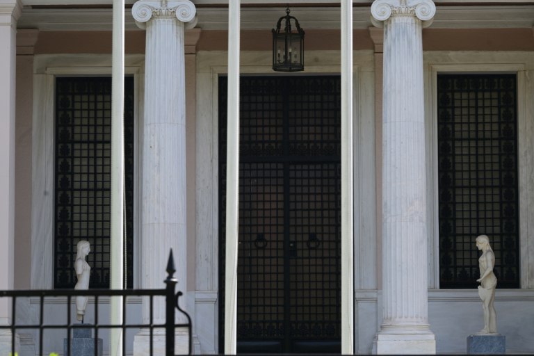 Σκάνδαλο ΟΠΕΚΕΠΕ: Η αντιπολίτευση στριμώχνει το Μαξίμου - «Κίνηση ευθιξίας οι παραιτήσεις», απαντά η κυβέρνηση