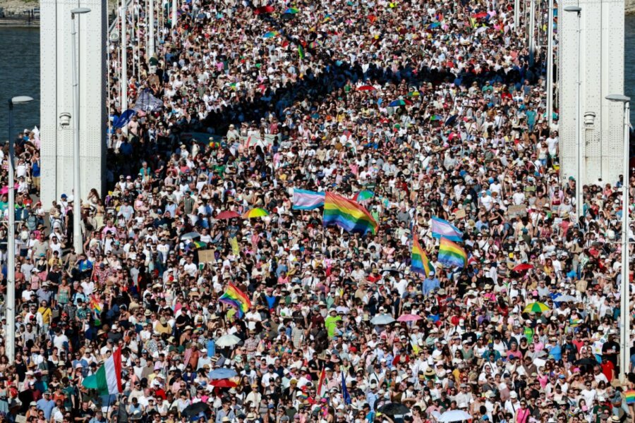 Χιλιάδες διαδηλωτές στο Pride της Βουδαπέστης αψηφούν την απαγόρευση του Όρμπαν