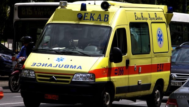 Αθηνών-Λαμίας: Εθελόντρια πυροσβέστης παρασύρθηκε από όχημα την ώρα κατάσβεσης φωτιάς