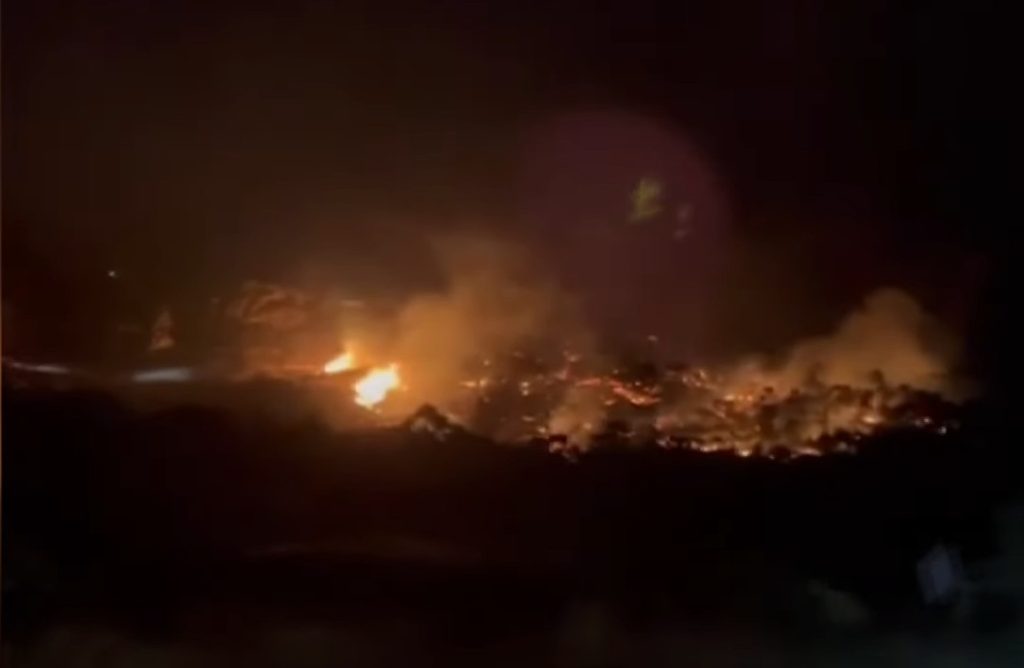 Κόλαση φωτιάς στη Σμύρνη: Φεύγει ο κόσμος να γλιτώσει – Συγκλονιστικά βίντεο