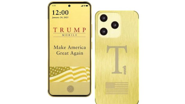Tραμπ smartphone: Τέλος το «Made in the USA» από τα χρυσά τηλέφωνα του προέδρου