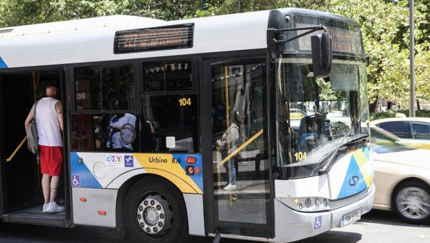 Πετρούπολη: «Τον κλώτσαγαν στο πρόσωπο ενώ ήταν λιπόθυμος» - Τι λέει ο πατέρας του 15χρονου
