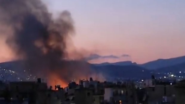 Φωτιά σε οικοπεδικό χώρο στο Παλαιό Φάληρο – Εντονη οσμή καπνού στον Πειραιά
