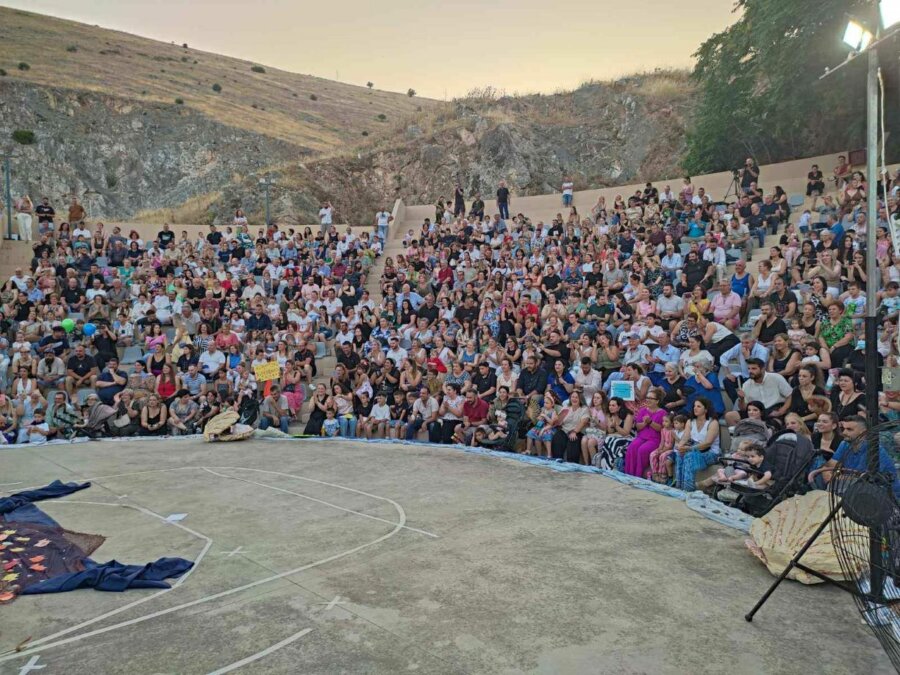 tirnavos-theatro-latomi