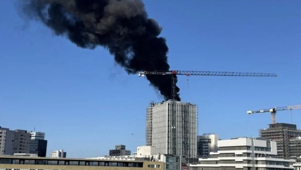 Βερολίνο: Φωτιά σε πολυώροφο κτίριο - «Ακούστηκαν τρεις εκρήξεις με διαφορά δύο λεπτών»