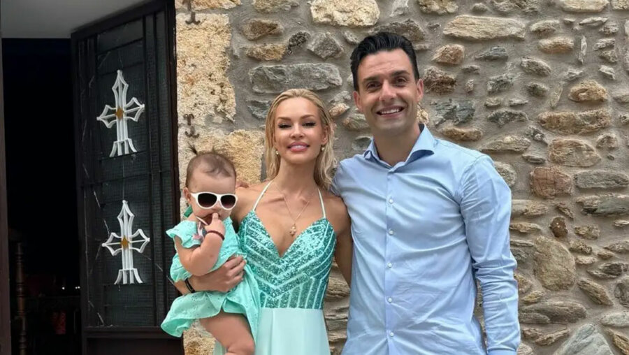 Βίκυ Κάβουρα: Έγινε κουμπάρα σε φιλικό ζευγάρι - Η ανάρτηση με τον Γιώργο Τζαβέλλα και την κόρη τους