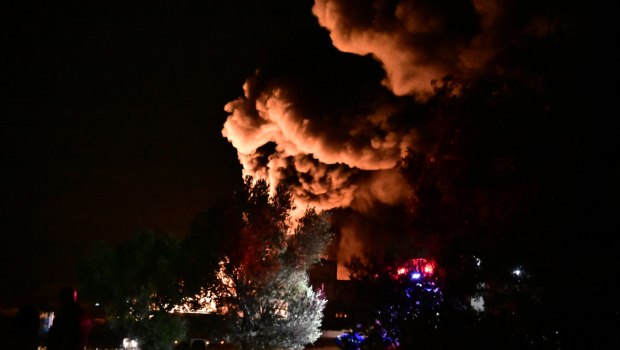 Πύρινη κόλαση στα Μέγαρα - Καίγεται ολοσχερώς το εργοστάσιο πλαστικών - 112 για το τεράστιο σύννεφο καπνού