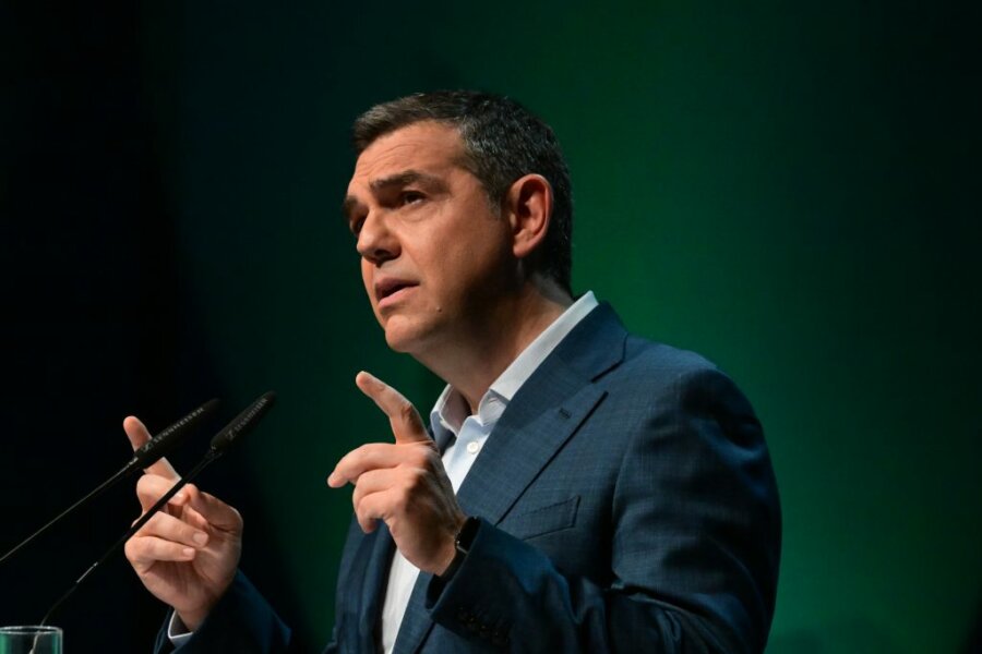 Rebranding Τσίπρα: Τι σημαίνουν οι συνεχείς παρεμβάσεις του πρώην πρωθυπουργού