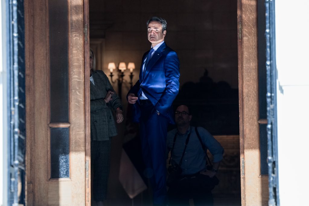 Μαξίμου: Από τα… βοσκοτόπια, στους μετανάστες και στα εθνικά – Επιχείρηση «αλλαγή ατζέντας»