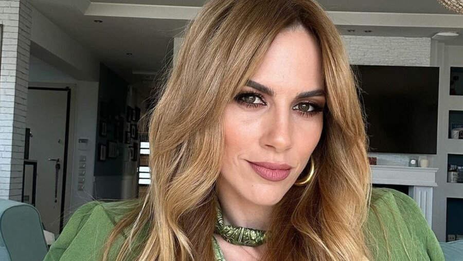 Ντορέττα Παπαδημητρίου: Ποζάρει με κόκκινο μαγιό στην πισίνα και κόβει την ανάσα