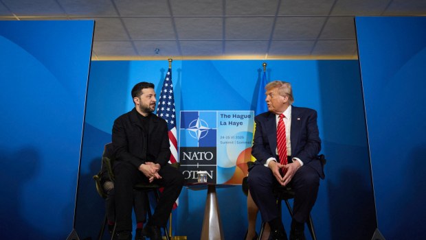 Αναμένεται τηλεφωνική επικοινωνία Τραμπ - Ζελένσκι για τον περιορισμό στις παραδόσεις όπλων στην Ουκρανία