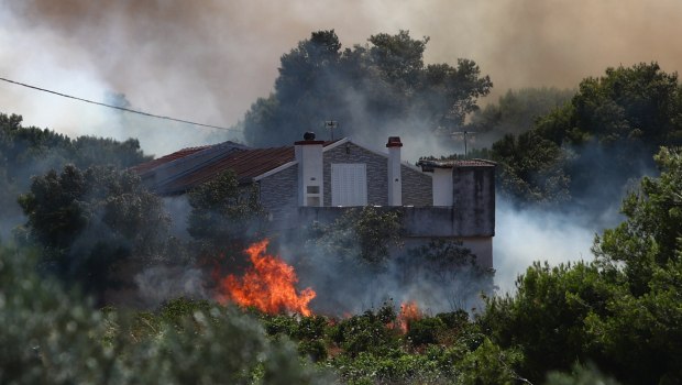 Εννέα απεγκλωβισμοί από τη φωτιά στην ανατολική Αττική