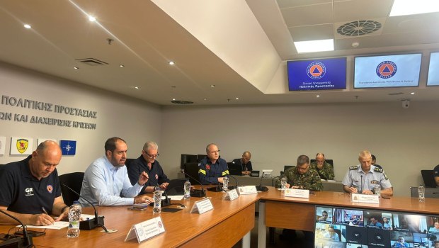 Φωτιά στη Ραφήνα: Σε ετοιμότητα το Λιμενικό και εφημερεύοντα νοσοκομεία