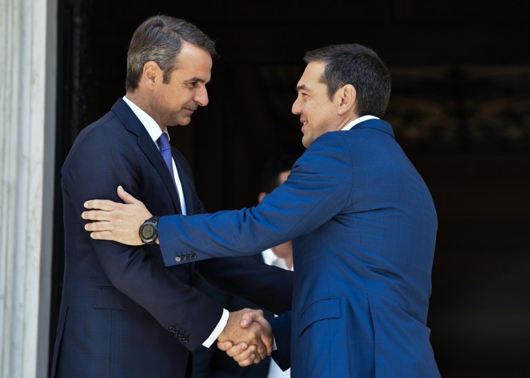 Μπροστά στην λαϊκή κατακραυγή μαδάει μαργαρίτες τι να κάνει με την Προανακριτική, μπροστά στη Μέρκελ που ήταν εκεί τα περί «κωλοτούμπας Τσίπρα» ντρέπεται να τα πει