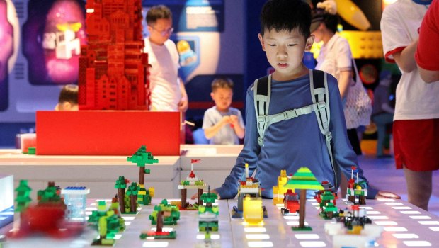 Το πρώτο Legoland στην Κίνα «χτίζει» το Σινικό Τείχος για να προσελκύσει πιεσμένους καταναλωτές