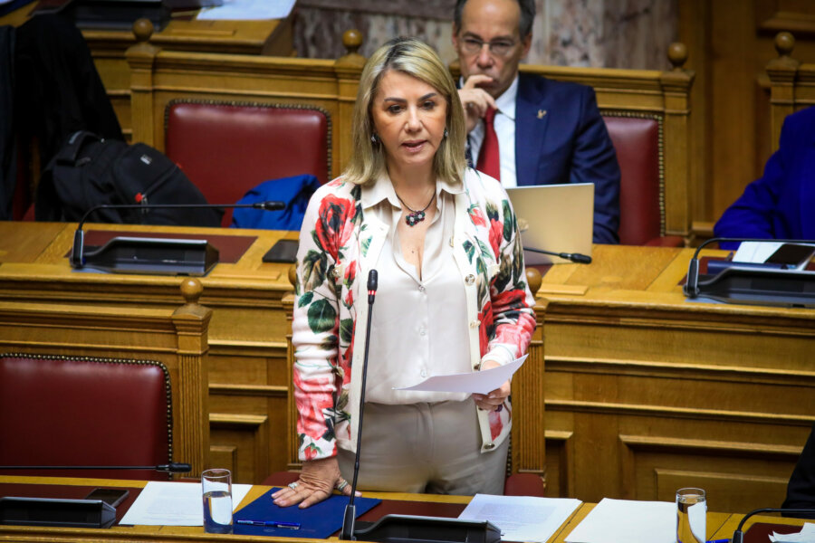 Η βουλευτής της ΝΔ, Ζέττα Μακρή κατήγγειλλε πως έπεσε θύμα εκβιασμού – Συνελήφθη γνωστός δημοσιογράφος με προσημειωμένα χαρτονομίσματα