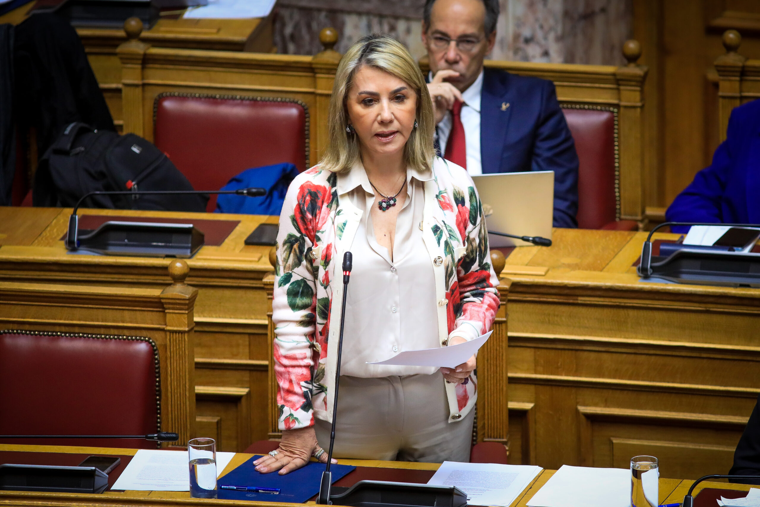 Η βουλευτής της ΝΔ, Ζέττα Μακρή κατήγγειλλε πως έπεσε θύμα εκβιασμού – Συνελήφθη γνωστός δημοσιογράφος με προσημειωμένα χαρτονομίσματα