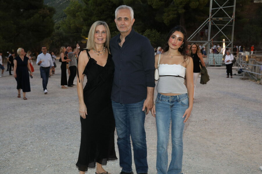 Σωκράτης Αλαφούζος: Σπάνια εμφάνιση στην Επίδαυρο με την σύντροφό του, Λάουρα και την κόρη του, Μαρίλια