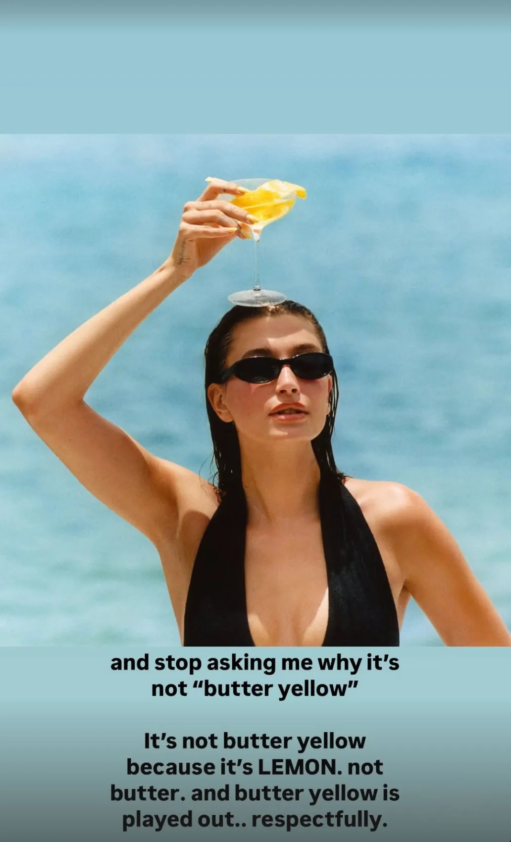 Η Hailey Bieber κηρύσσει το τέλος του «butter yellow»