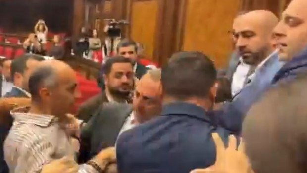 Αρμενία: Άγριο ξύλο μεταξύ βουλευτών σε συνεδρίαση στο κοινοβούλιο
