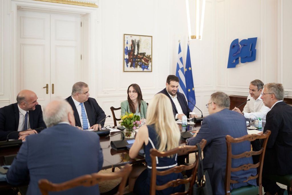 Σύσκεψη υπό τον πρωθυπουργό για το ν/σ που αφορά την πειθαρχική δικαιοσύνη στο Δημόσιο