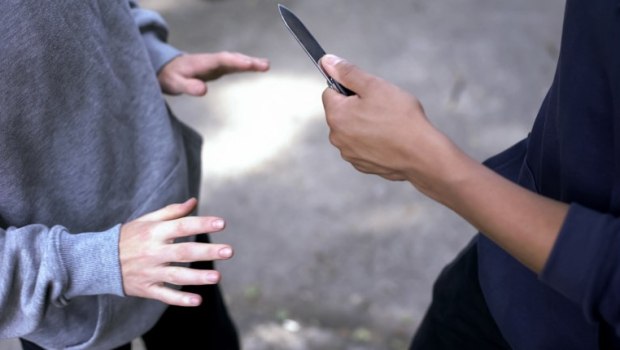 Για απόπειρα ανθρωποκτονίας συνελήφθησαν δύο ανήλικοι για τη συμπλοκή σε προαύλιο σχολείου στο Παλαιό Φάληρο