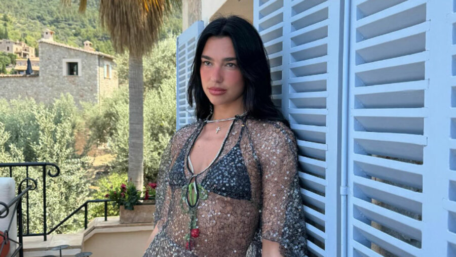 Dua Lipa: Το φωτογραφικό άλμπουμ από τις καλοκαιρινές της διακοπές