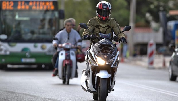 Τροχαία: Χωρίς κράνος ένας στους έξι - Σχεδόν 4.000 παραβάσεις την πρώτη εβδομάδα ελέγχων με τον νέο ΚΟΚ