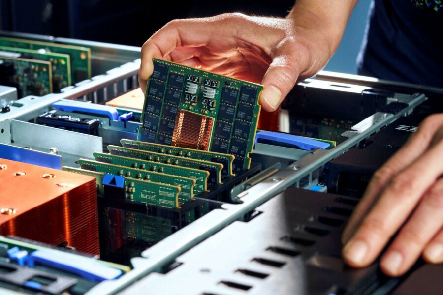 IBM: Λανσάρει νέα μικροτσίπ και servers, στοχεύοντας σε απλοποιημένη τεχνητή νοημοσύνη